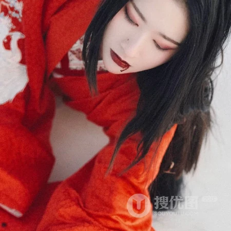 雪中受伤的红衣古风QQ女生头像，香消玉殒惹人怜
