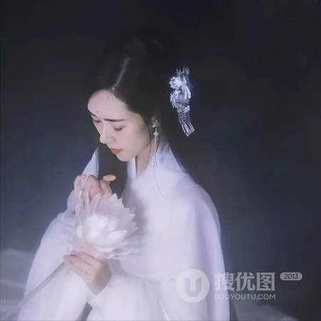 纯黑背景的古风仙气气质女生唯美摄影QQ头像