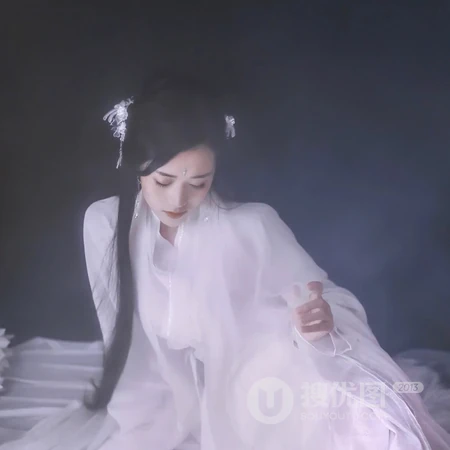 纯黑背景的古风仙气气质女生唯美摄影QQ头像