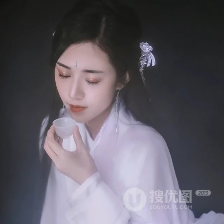 纯黑背景的古风仙气气质女生唯美摄影QQ头像