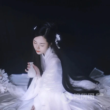 纯黑背景的古风仙气气质女生唯美摄影QQ头像