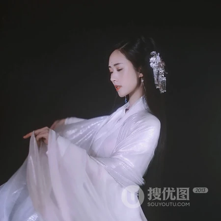 纯黑背景的古风仙气气质女生唯美摄影QQ头像