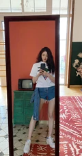 张天爱晒出大波浪卷发型自拍美照，白T恤，牛仔裤热裤，线条感修长