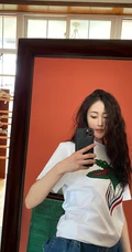 张天爱晒出大波浪卷发型自拍美照，白T恤，牛仔裤热裤，线条感修长