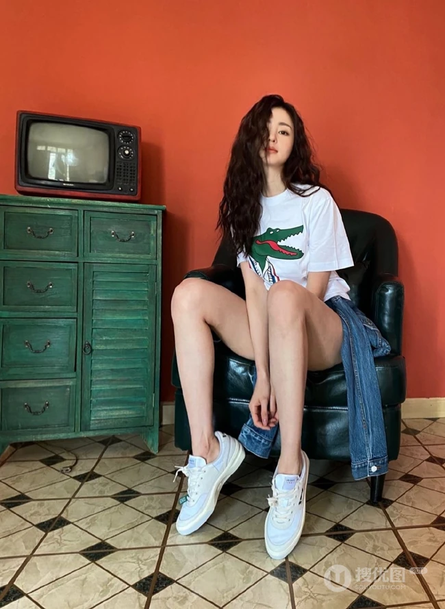 张天爱晒出大波浪卷发型自拍美照，白T恤，牛仔裤热裤，线条感修长
