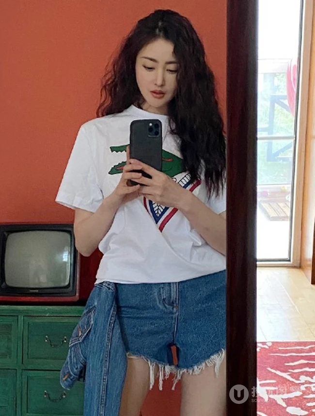 张天爱晒出大波浪卷发型自拍美照，白T恤，牛仔裤热裤，线条感修长