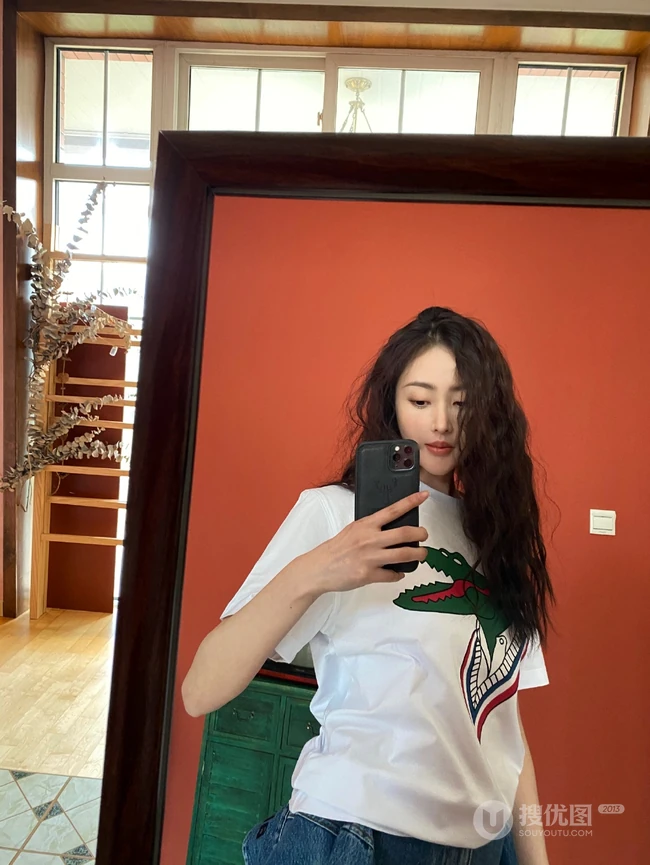 张天爱晒出大波浪卷发型自拍美照，白T恤，牛仔裤热裤，线条感修长
