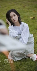 周依然清爽怡人户外踏青独家花絮写真大片