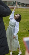 周依然清爽怡人户外踏青独家花絮写真大片