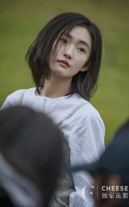 周依然清爽怡人户外踏青独家花絮写真大片