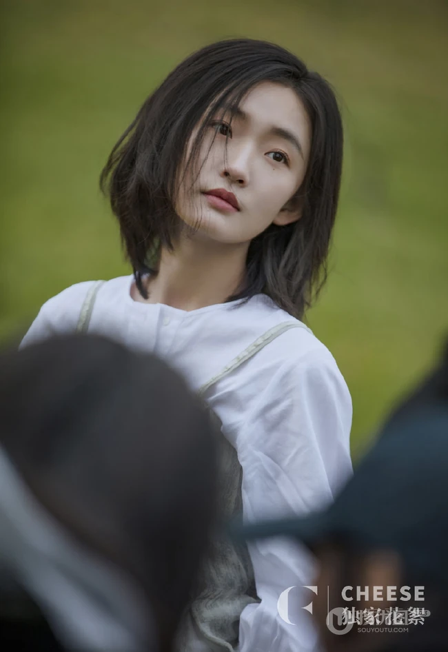 周依然清爽怡人户外踏青独家花絮写真大片