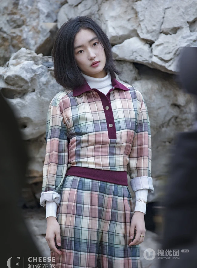 周依然清爽怡人户外踏青独家花絮写真大片