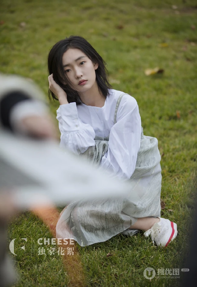 周依然清爽怡人户外踏青独家花絮写真大片