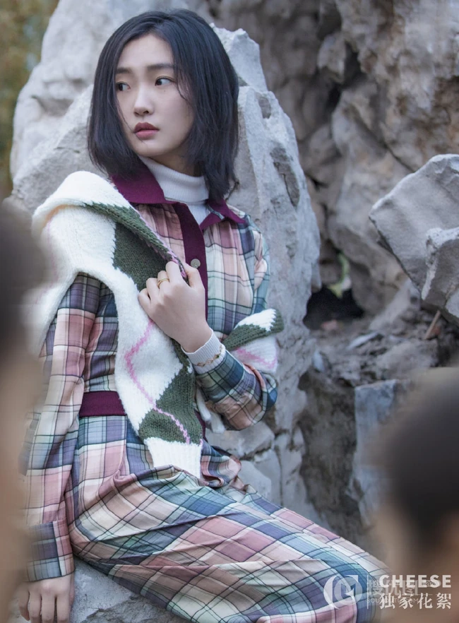 周依然清爽怡人户外踏青独家花絮写真大片