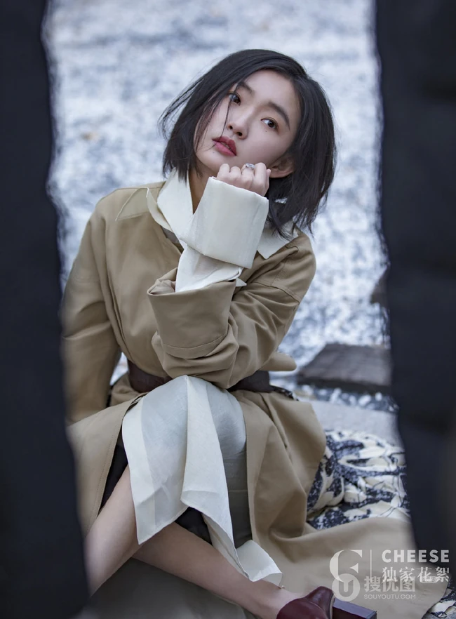 周依然清爽怡人户外踏青独家花絮写真大片