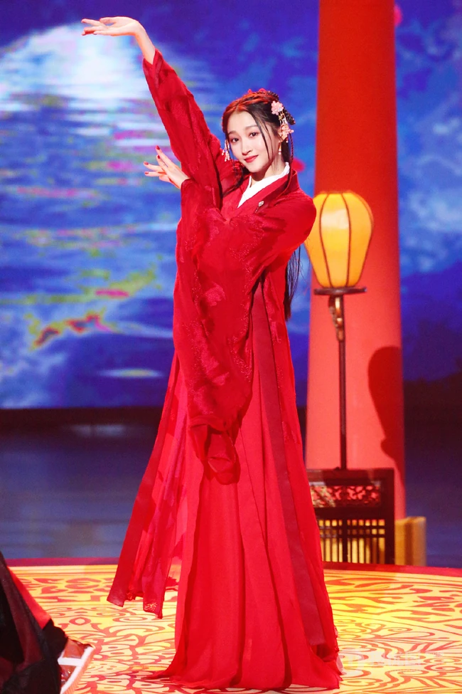 古装美人关晓彤多套古装造型舞台照片，美人起舞，曼妙多姿