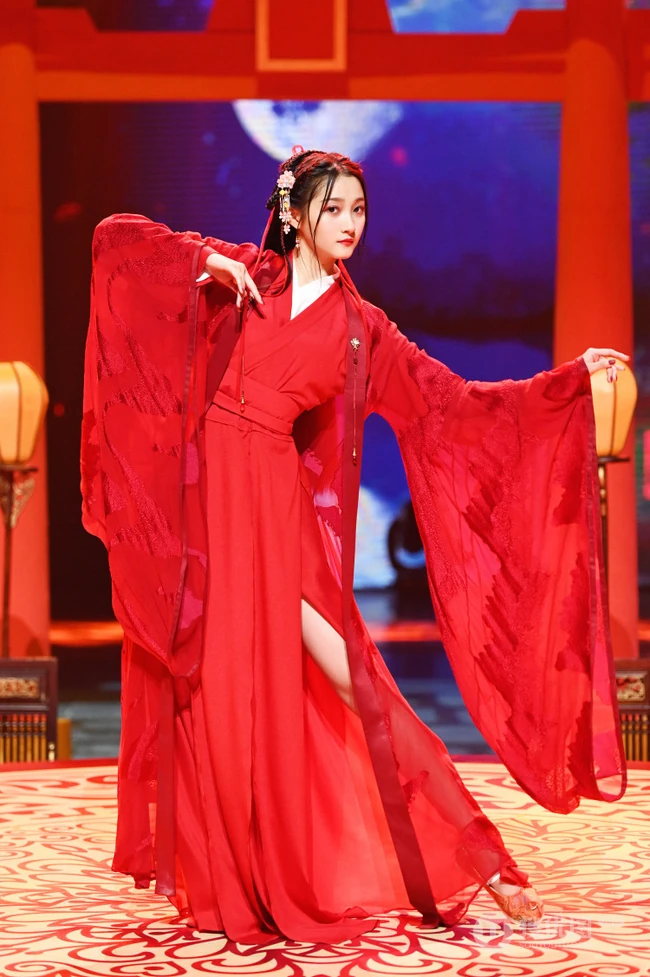 古装美人关晓彤多套古装造型舞台照片，美人起舞，曼妙多姿