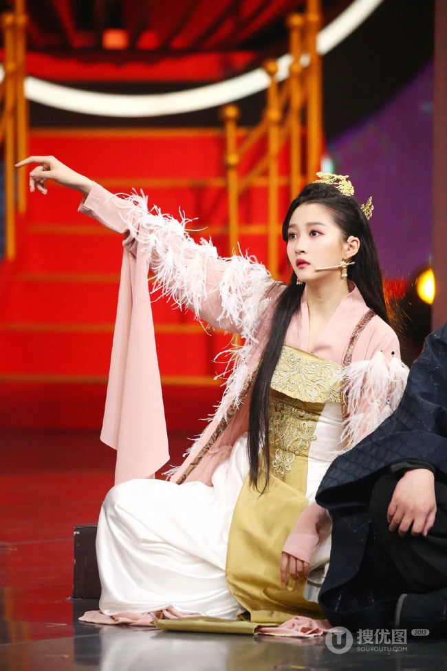 古装美人关晓彤多套古装造型舞台照片，美人起舞，曼妙多姿