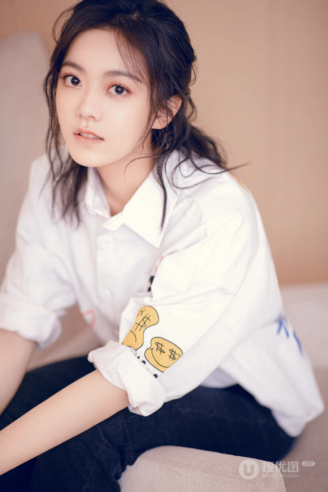 赵今麦白色衬衫牛仔裤居家唯美写真图片