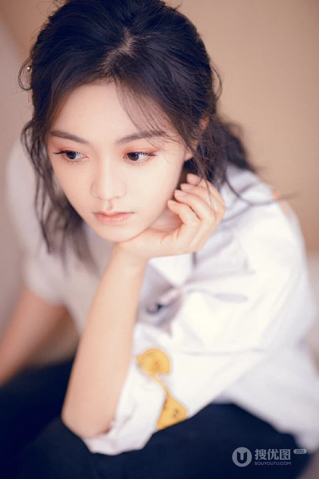 赵今麦白色衬衫牛仔裤居家唯美写真图片