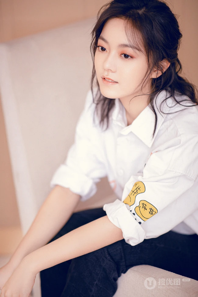 赵今麦白色衬衫牛仔裤居家唯美写真图片