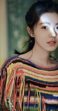 皮肤超好的女生赵今麦高清图片，穿着撞色条纹流苏毛衣，可爱靓丽