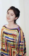 皮肤超好的女生赵今麦高清图片，穿着撞色条纹流苏毛衣，可爱靓丽