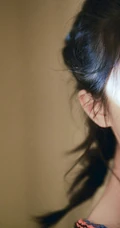 皮肤超好的女生赵今麦高清图片，穿着撞色条纹流苏毛衣，可爱靓丽