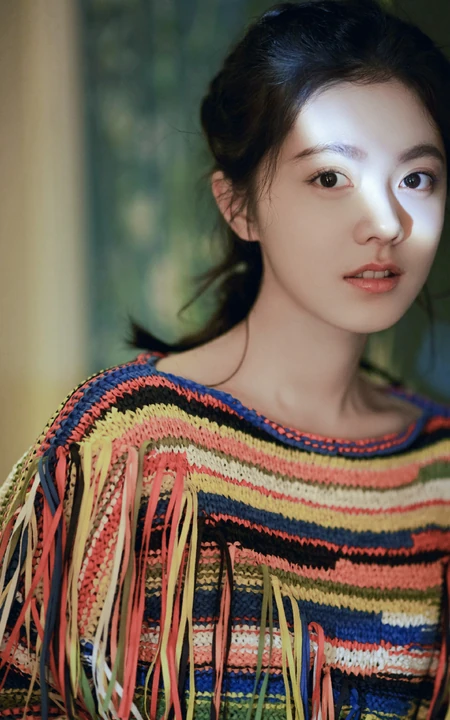 皮肤超好的女生赵今麦高清图片，穿着撞色条纹流苏毛衣，可爱靓丽