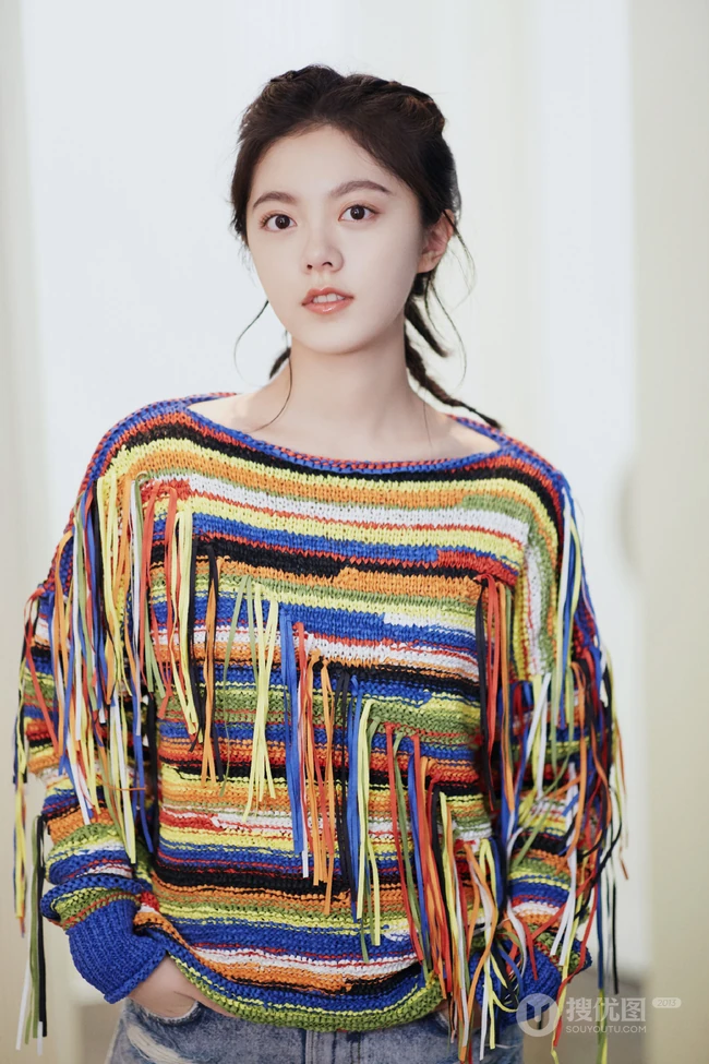 皮肤超好的女生赵今麦高清图片，穿着撞色条纹流苏毛衣，可爱靓丽