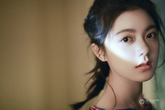 皮肤超好的女生赵今麦高清图片，穿着撞色条纹流苏毛衣，可爱靓丽