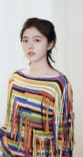 皮肤超好的女生赵今麦高清图片，穿着撞色条纹流苏毛衣，可爱靓丽