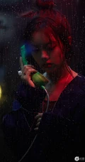 赵今麦化身异次元女孩，城市夜晚街头电话亭孤单写真图片