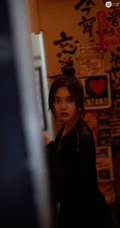 赵今麦化身异次元女孩，城市夜晚街头电话亭孤单写真图片