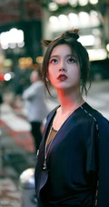 赵今麦化身异次元女孩，城市夜晚街头电话亭孤单写真图片