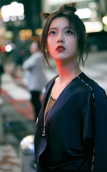赵今麦化身异次元女孩，城市夜晚街头电话亭孤单写真图片