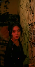 赵今麦化身异次元女孩，城市夜晚街头电话亭孤单写真图片