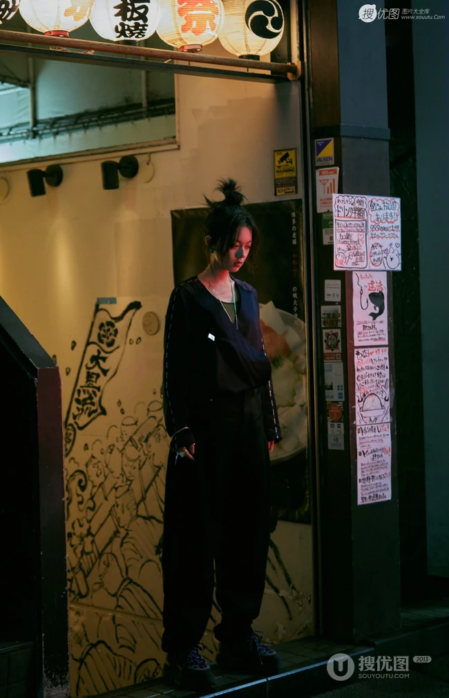 赵今麦化身异次元女孩，城市夜晚街头电话亭孤单写真图片