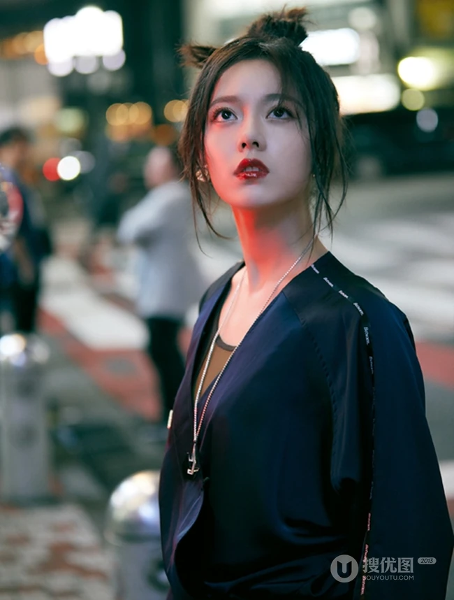 赵今麦化身异次元女孩，城市夜晚街头电话亭孤单写真图片