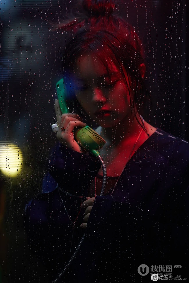 赵今麦化身异次元女孩，城市夜晚街头电话亭孤单写真图片