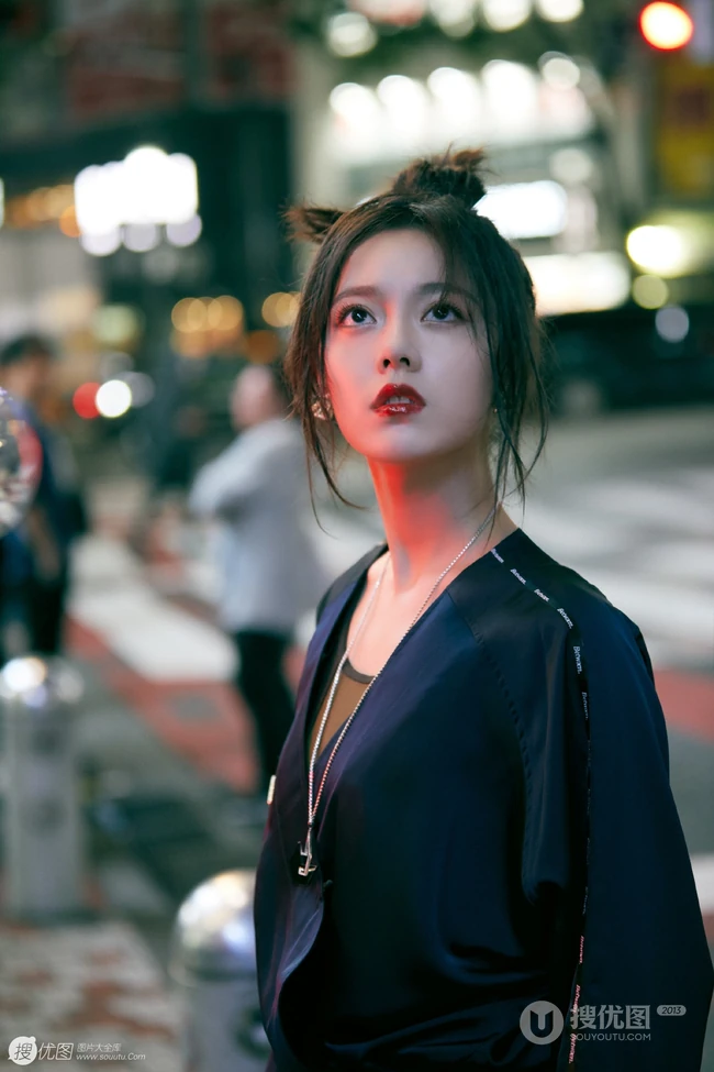 赵今麦化身异次元女孩，城市夜晚街头电话亭孤单写真图片