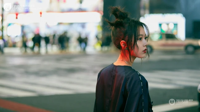 赵今麦化身异次元女孩，城市夜晚街头电话亭孤单写真图片