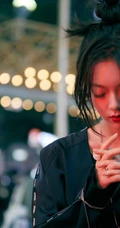 赵今麦化身异次元女孩，城市夜晚街头电话亭孤单写真图片
