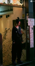 赵今麦化身异次元女孩，城市夜晚街头电话亭孤单写真图片