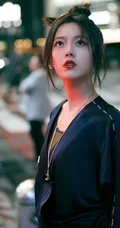 赵今麦化身异次元女孩，城市夜晚街头电话亭孤单写真图片