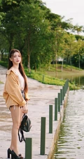 蔡卓宜4月郊游美照，笑容甜美，V领背心搭牛仔短裤线条感修长