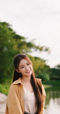 蔡卓宜4月郊游美照，笑容甜美，V领背心搭牛仔短裤线条感修长