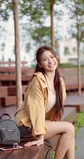 蔡卓宜4月郊游美照，笑容甜美，V领背心搭牛仔短裤线条感修长