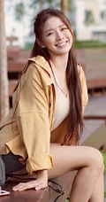 蔡卓宜4月郊游美照，笑容甜美，V领背心搭牛仔短裤线条感修长