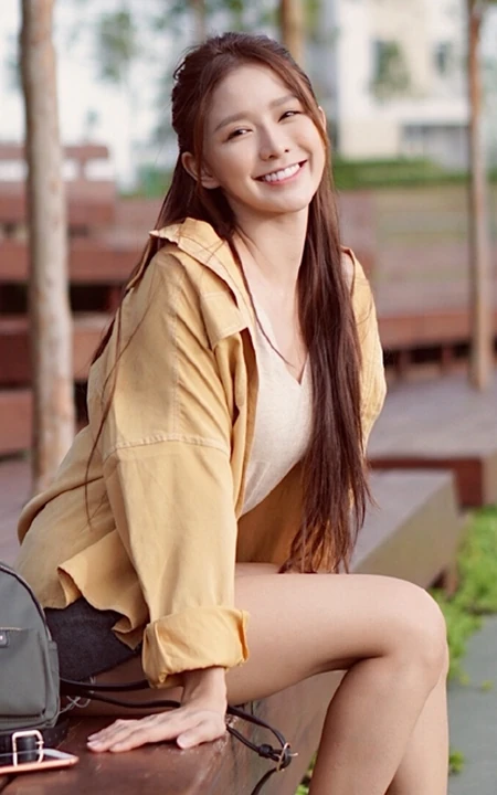蔡卓宜4月郊游美照，笑容甜美，V领背心搭牛仔短裤线条感修长